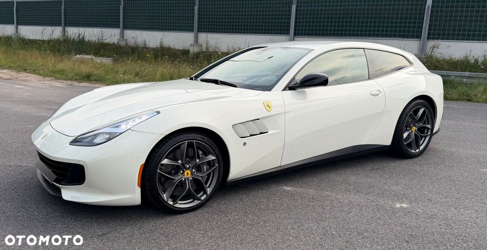 Ferrari GTC4Lusso - 16