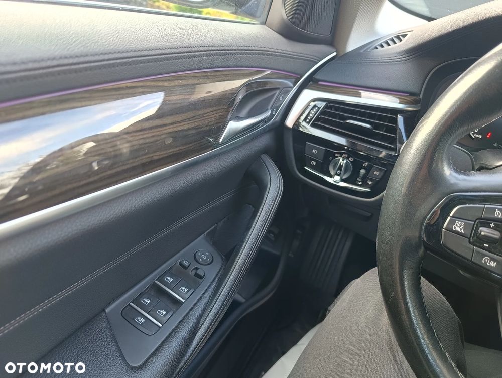 BMW Seria 5 525d Touring Luxury Line - 16