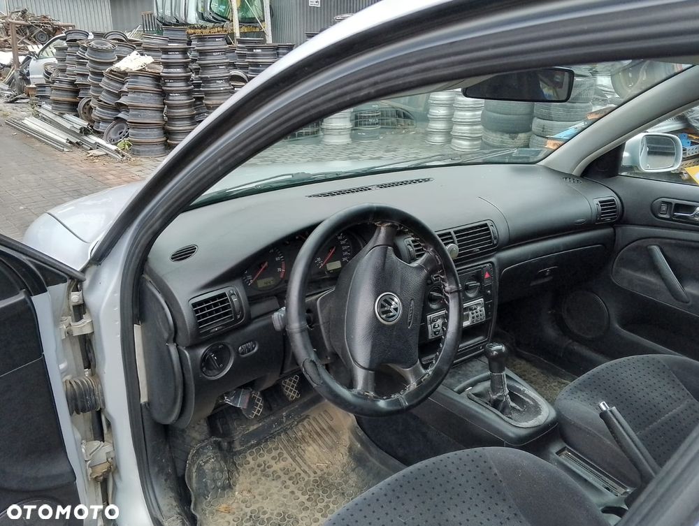 Volkswagen Passat B5 (97-00r.) 1.8 B 125KM. Silnik ADR/APT/ARG Skrzynia DHZ lakier NLB7Z.Cały na części. GWARANCJA !!!  Przód Tył Zestaw Komplet Drzwi Klapa Zderzak Błotnik Maska Grill Atrapa Szyba Pas Lampa Lusterko Boczki Fotel Kanapa Kokpit Deska Rozdzielcza Przełącznik Włącznik Sterownik Przewody Wiązka Instalacja Moduł Komputer Czujnik Listwa Pompa Alternator Wtryski Głowica Rozrusznik Kompresor Sprzęgło Dwumas Silnik Skrzynia ABS Klimatyzacji Paliwa Wspomagania Kolektor Turbina Przepustnica Zawór Chłodnica Koło Hak Belka Sanki Zawieszenie Mcpherson Półoś Amortyzator Wydech Tłumik Zacisk Most - 7