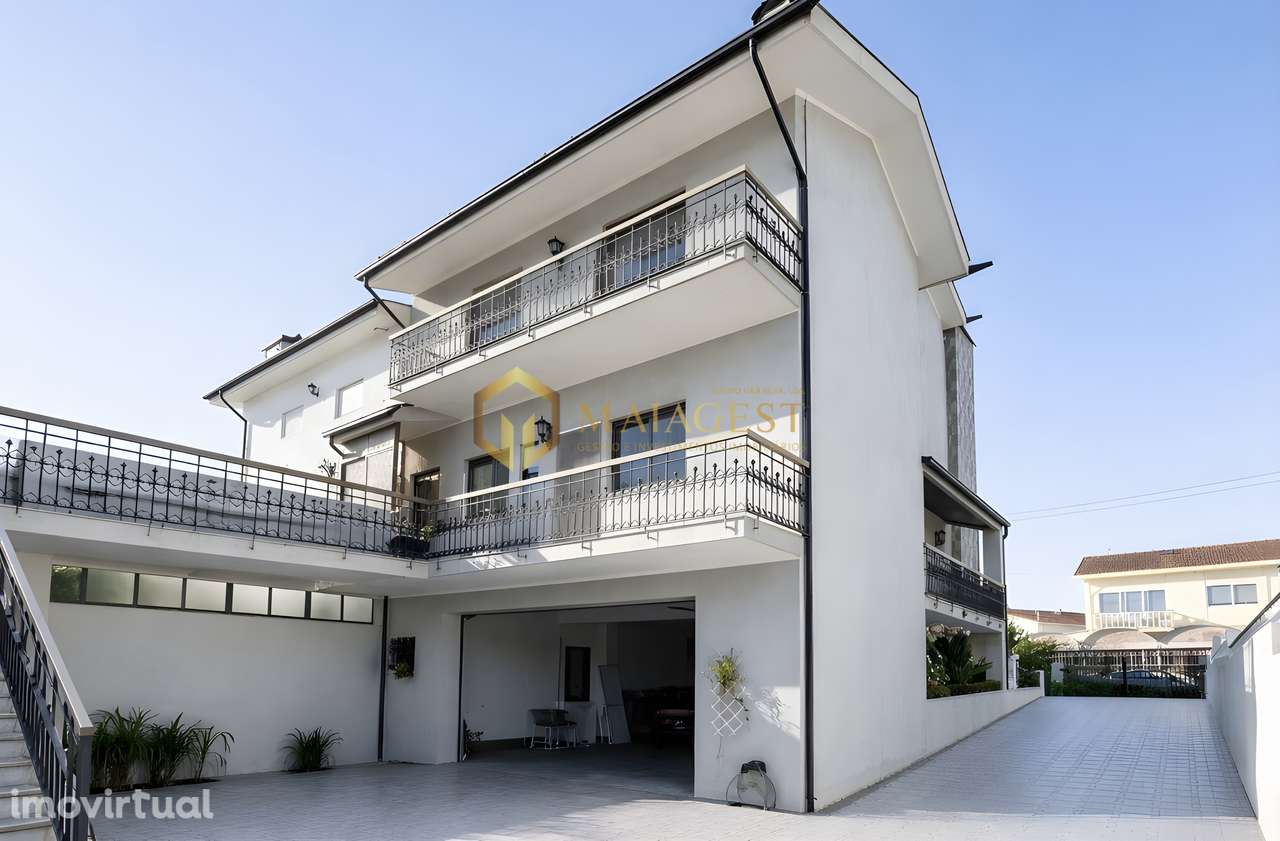 Moradia T4+1 de 3 Frentes com Jardim e Garagem para 4 Viaturas - Grande imagem: 3/35