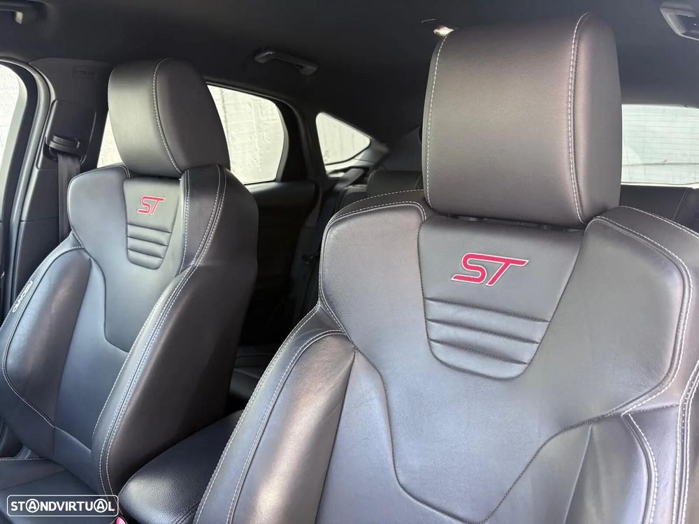 Ford Focus 2.0 EcoBoost ST c/ Pack Pele Desportiva - 8