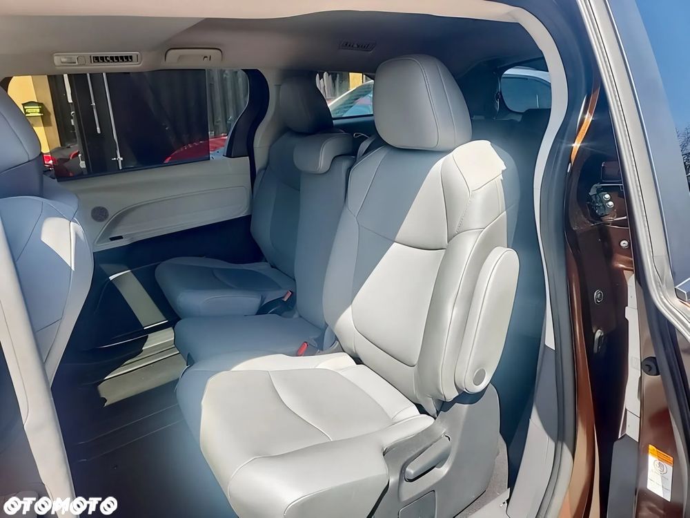 Toyota Sienna - 9
