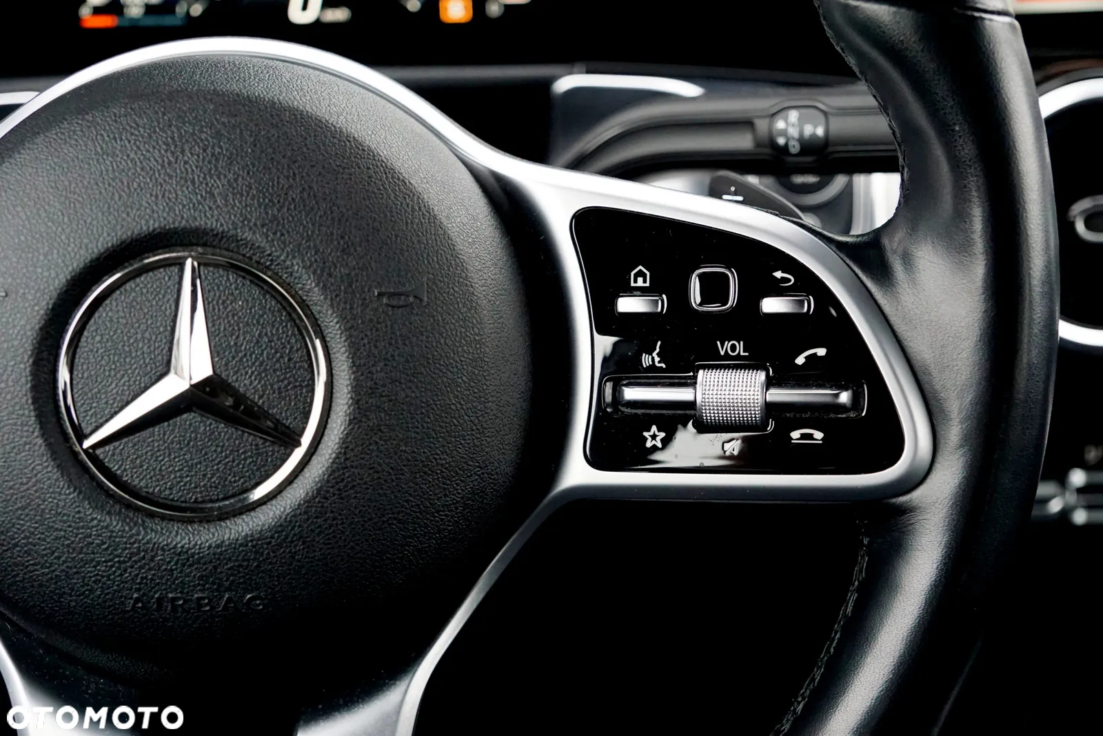 Mercedes-Benz GLB 200 7G-DCT Progressive - 34