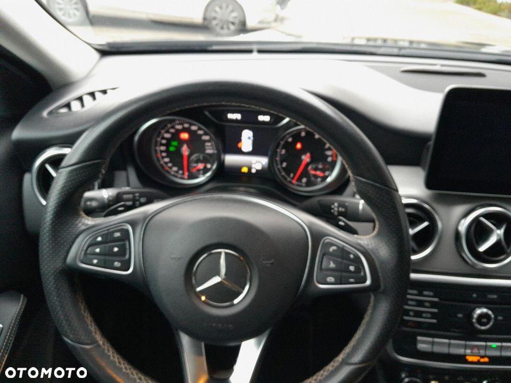 Mercedes-Benz GLA 200 7G-DCT Urban - 14