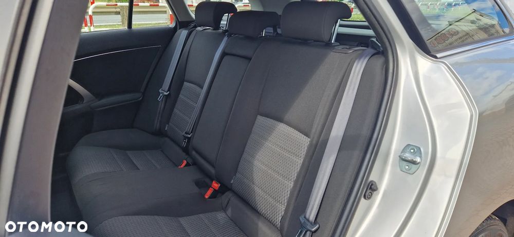 Toyota Avensis 2.2 D-4D Comfort - 15