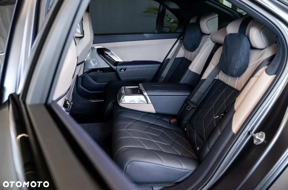 BMW Seria 7 740d xDrive sport - 32