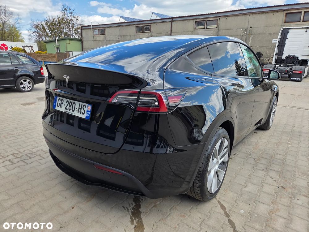 Tesla Model Y - 3