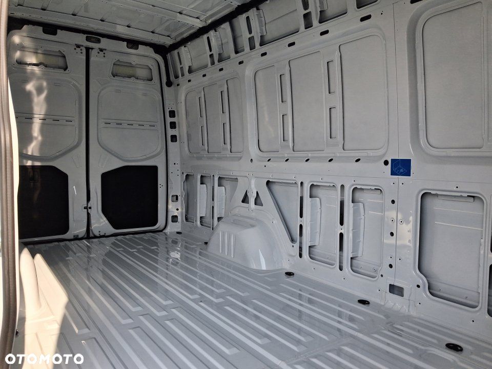 Mercedes-Benz Sprinter - 12