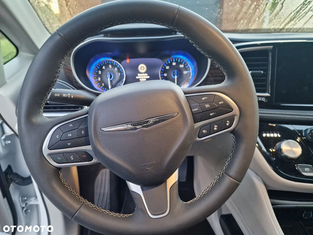 Chrysler Pacifica - 16