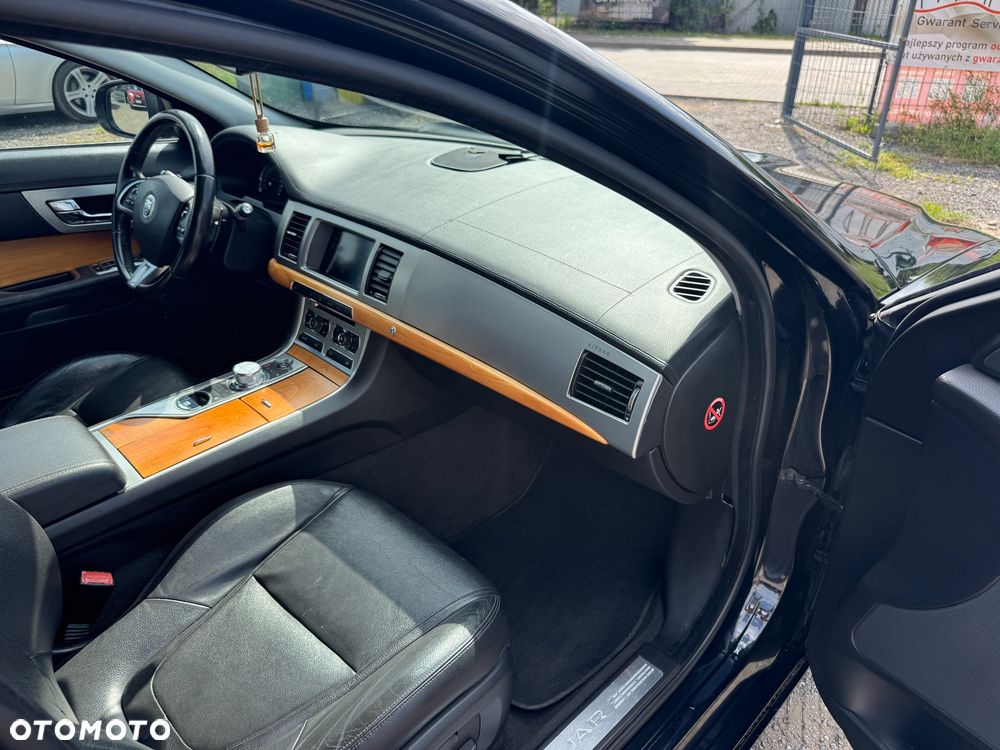 Jaguar XF 2.2 D Premium Luxury - 17