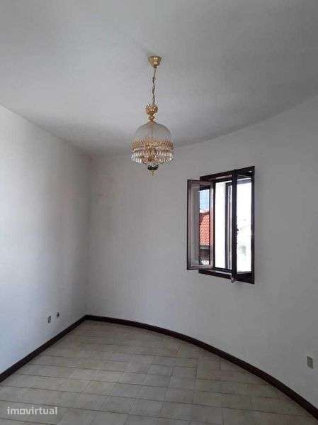 Casa geminada, 2frentes, 2entradas, 2pisos, T1 terraço, esp. comercial - Grande imagem: 2/8