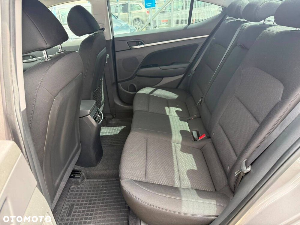 Hyundai Elantra 1.6 Comfort - 13