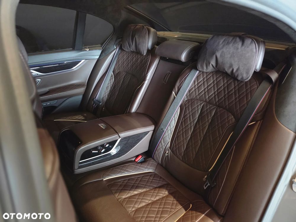 BMW Seria 7 750i xDrive sport - 9
