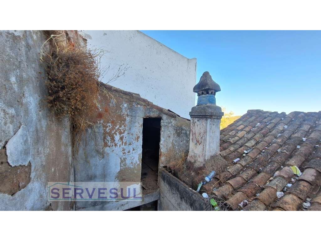 Casa antiga por recuperar, localizada junto do castelo de Silves. - Grande imagem: 3/20