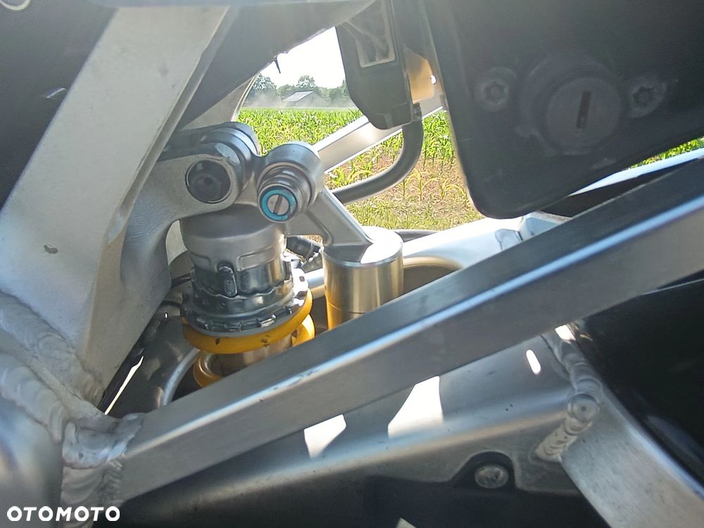 Yamaha R1 - 3