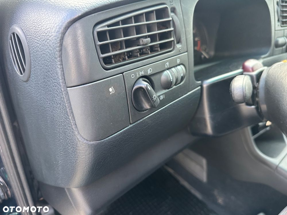 Volkswagen Vento 1.8 GL - 34