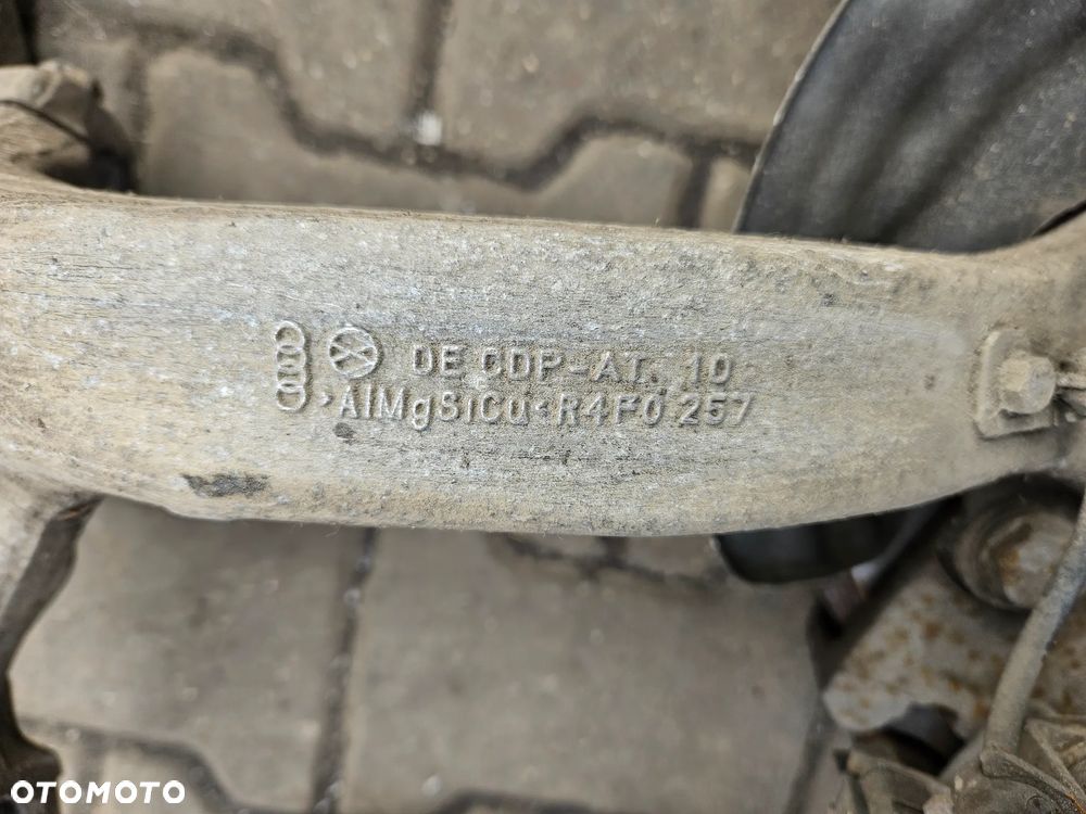 Audi A6 C6  2.0 TDI  zwrotnica piasta przód przednia prawa lewa 4F0258 4F0257 - 4