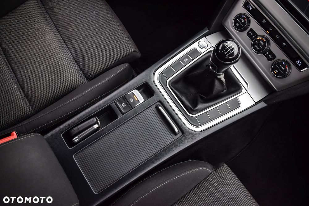 Volkswagen Passat 1.6 TDI (BlueMotion Technology) Comfortline - 13