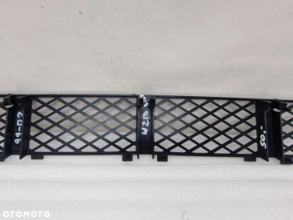 MERCEDES E-KLASSA W210 LIFT 99-01 KRATKA ŚRODKOWA ZDERZAKA PRZEDNIEGO , NR 2108850053 , NR AUKCIJ K258 - 7