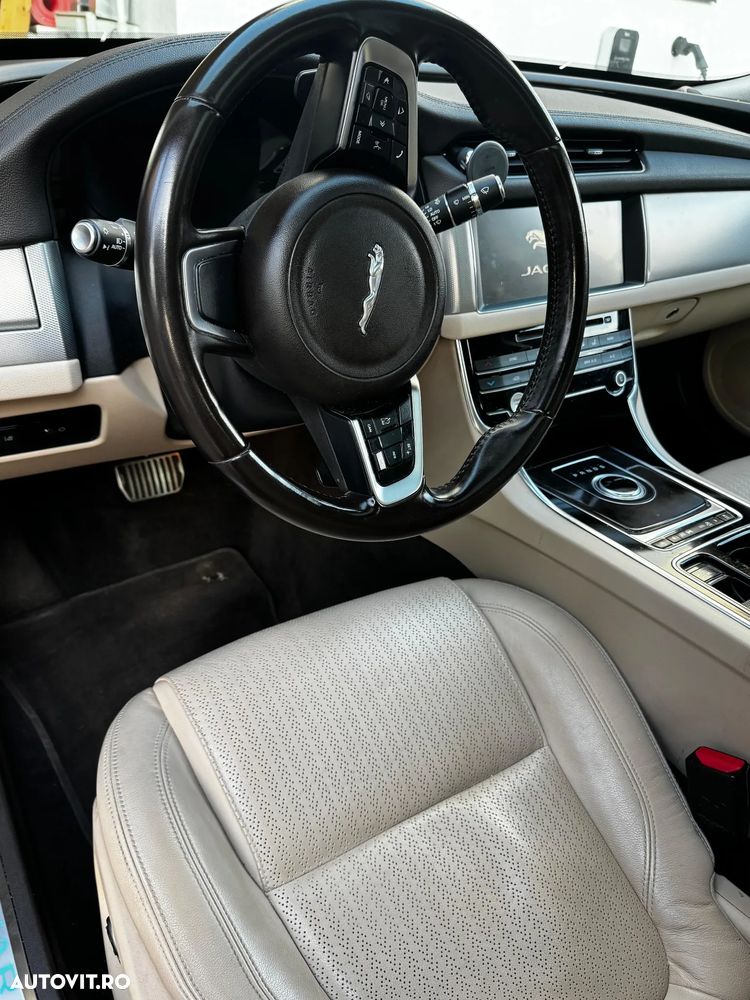 Jaguar XF 20d AWD Prestige - 18