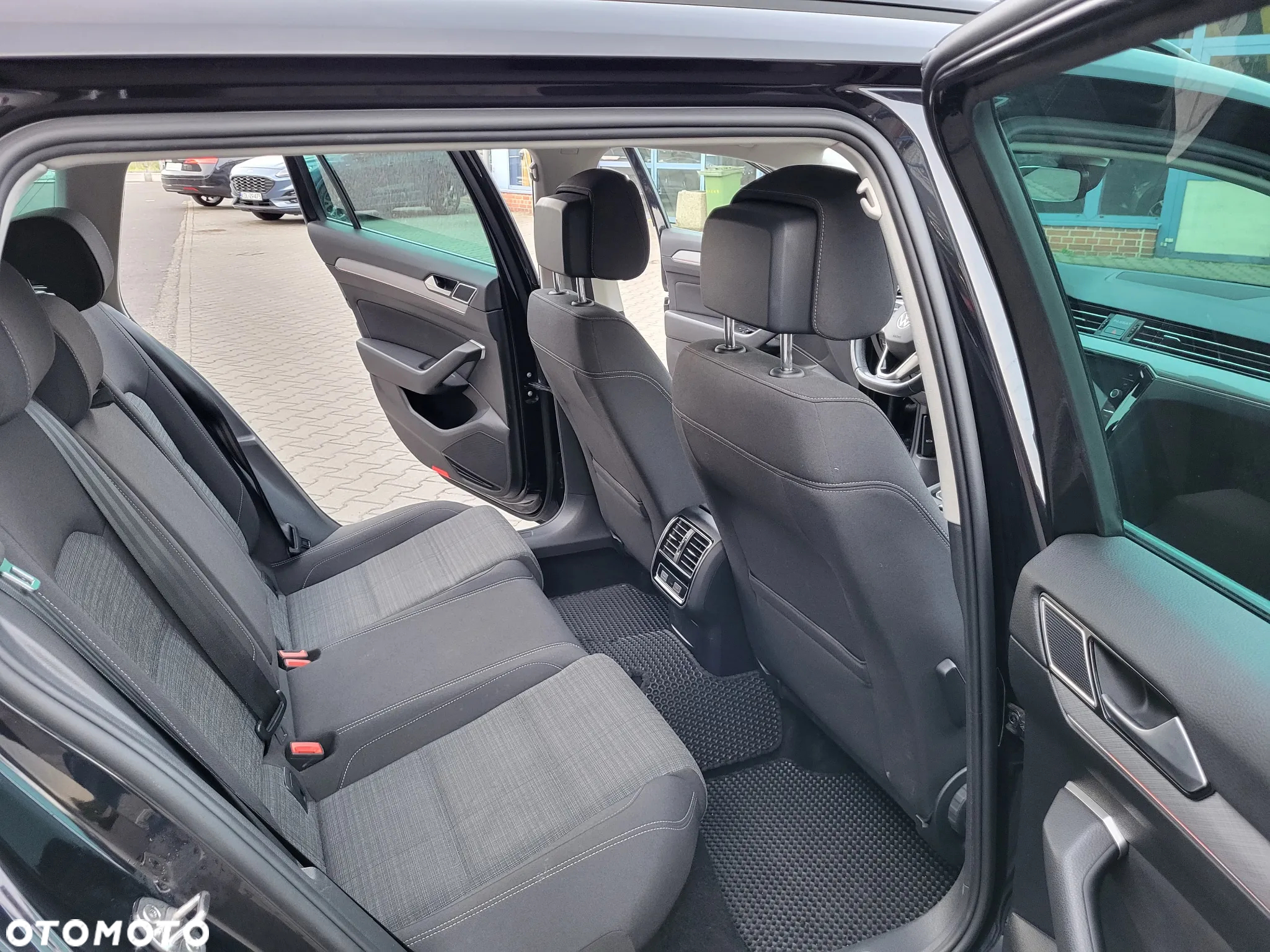 Volkswagen Passat - 11