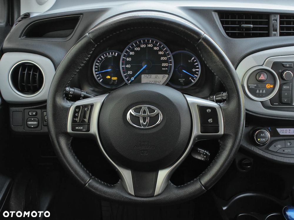 Toyota Yaris Hybrid 100 Dynamic - 23