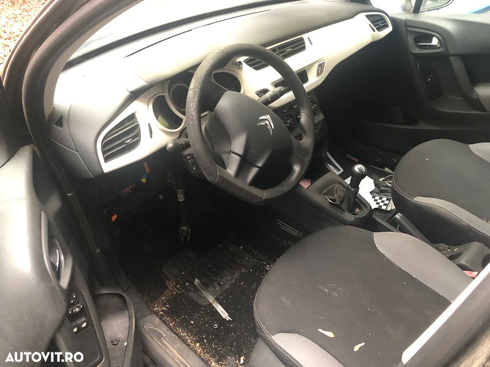 Dezmembrez Citroen C3 2011 negru 4 usi - 2