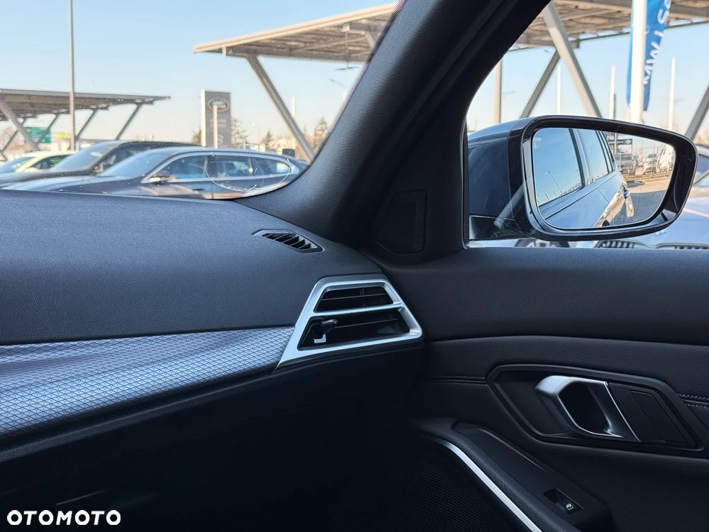 BMW Seria 3 330i xDrive M Sport - 19