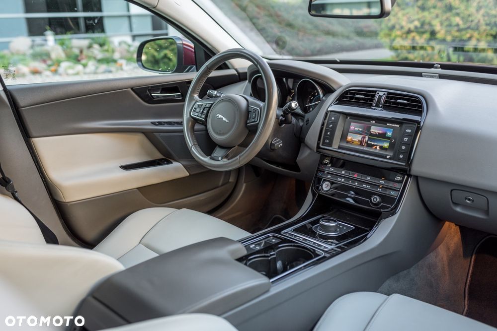 Jaguar XE 2.0 T Prestige - 20