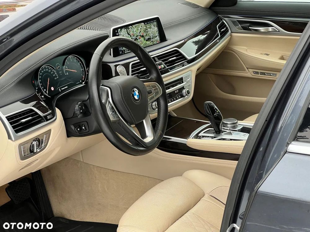 BMW Seria 7 750i xDrive - 16