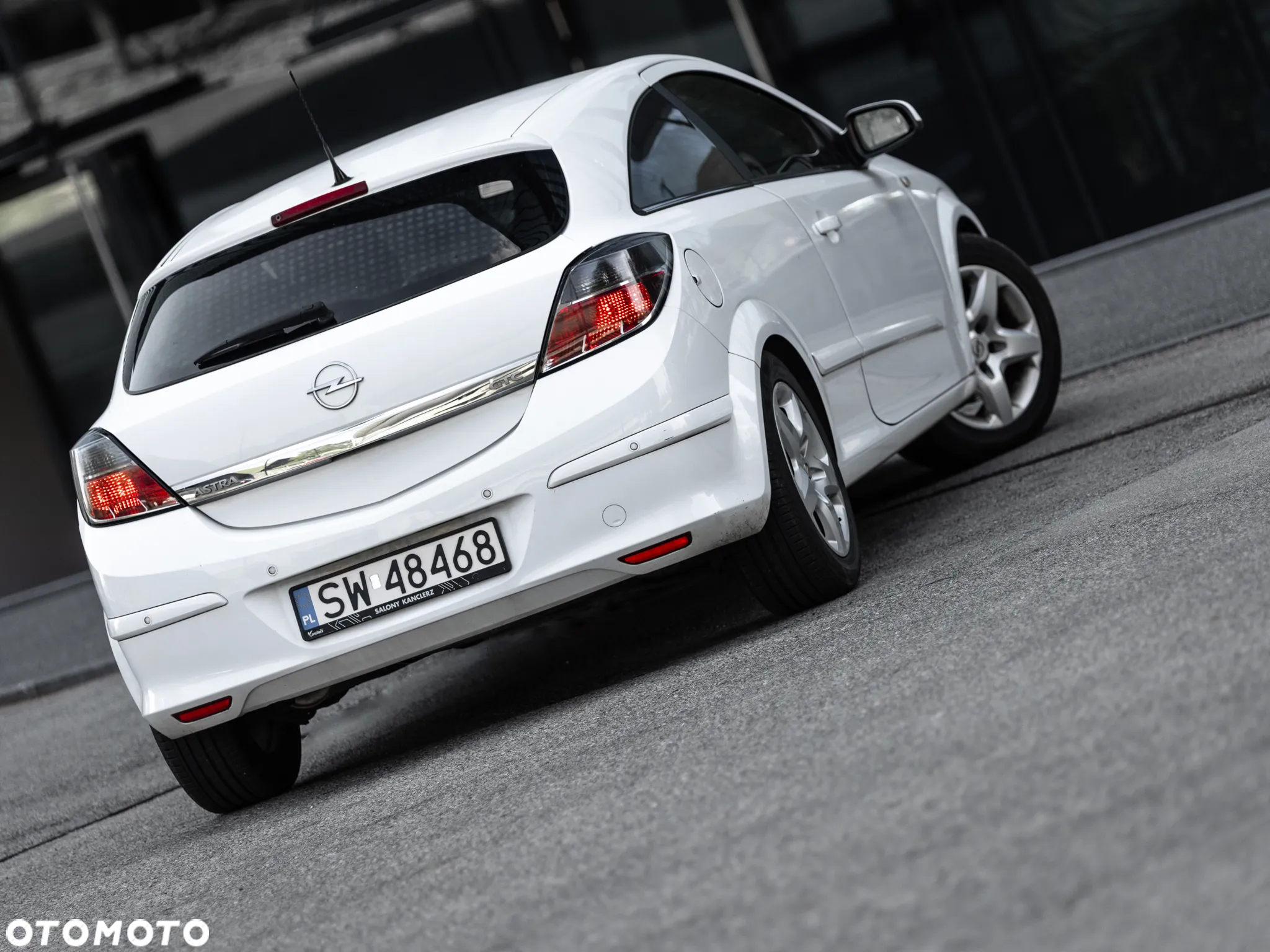 Opel Astra GTC 1.6 Black&White - 7