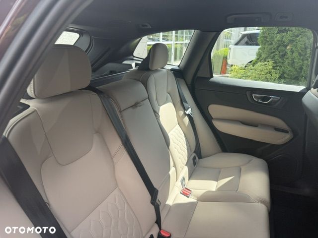 Volvo XC 60 B5 B AWD Plus Dark - 22