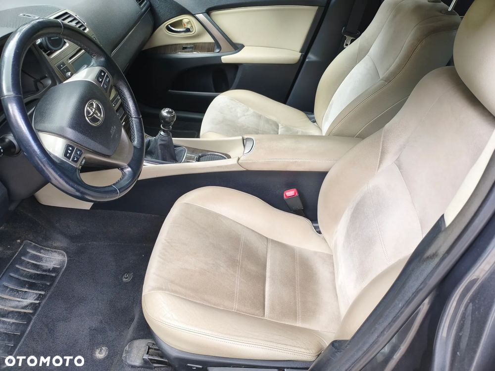 Toyota Avensis 2.0 Premium - 11