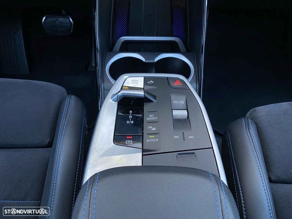 BMW iX1 eDrive20 Pack Desportivo M - 13