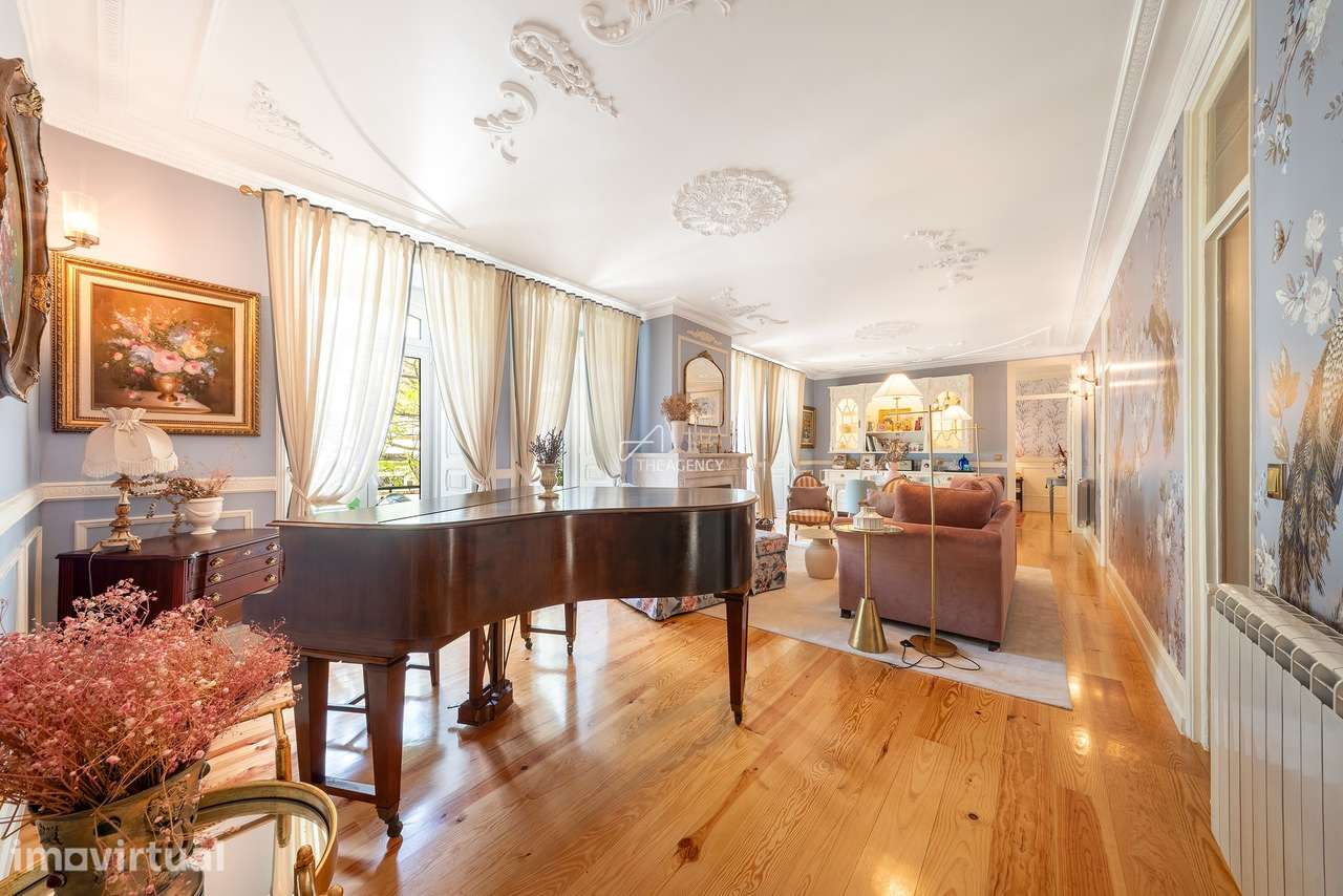 Exclusivo Conde Valbom | Último piso renovado com varanda, elevador e - Grande imagem: 2/32