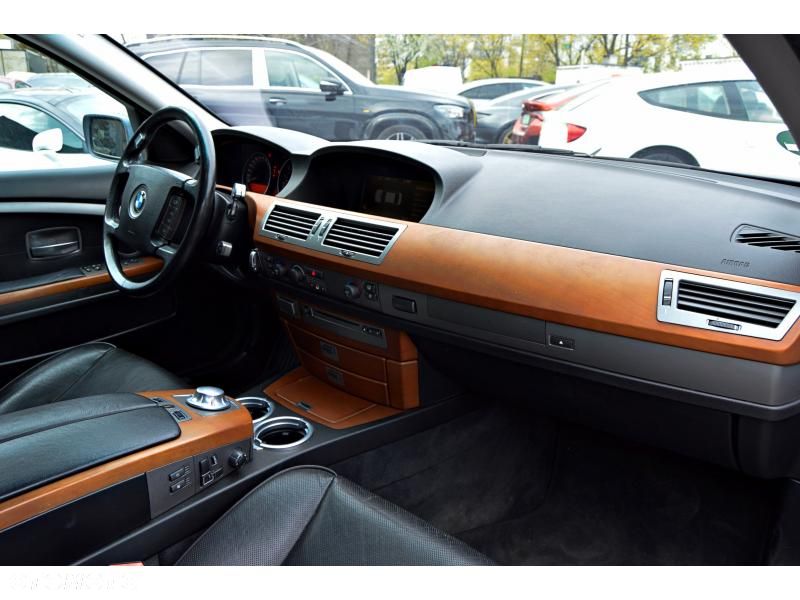 BMW Seria 7 745i - 8