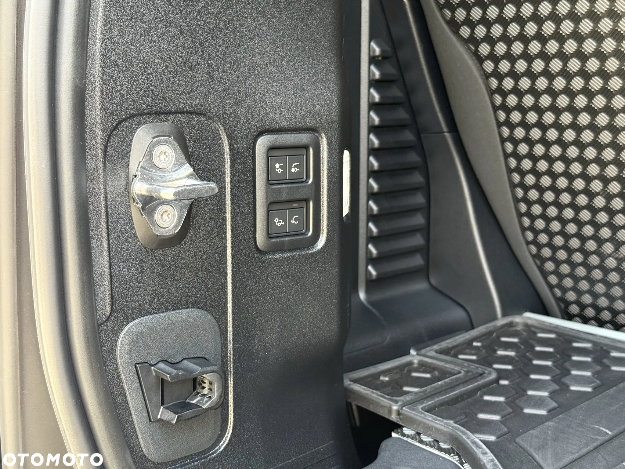Land Rover Defender 90 D300 X-Dynamic HSE - 12