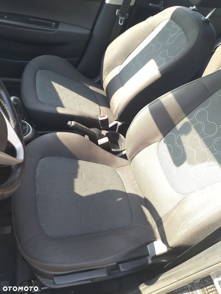 DRZWI PRAWY PRZÓD PRZEDNIE 5D HYUNDAI i20 I 1.2 78KM 08-12 KOD WK - 10