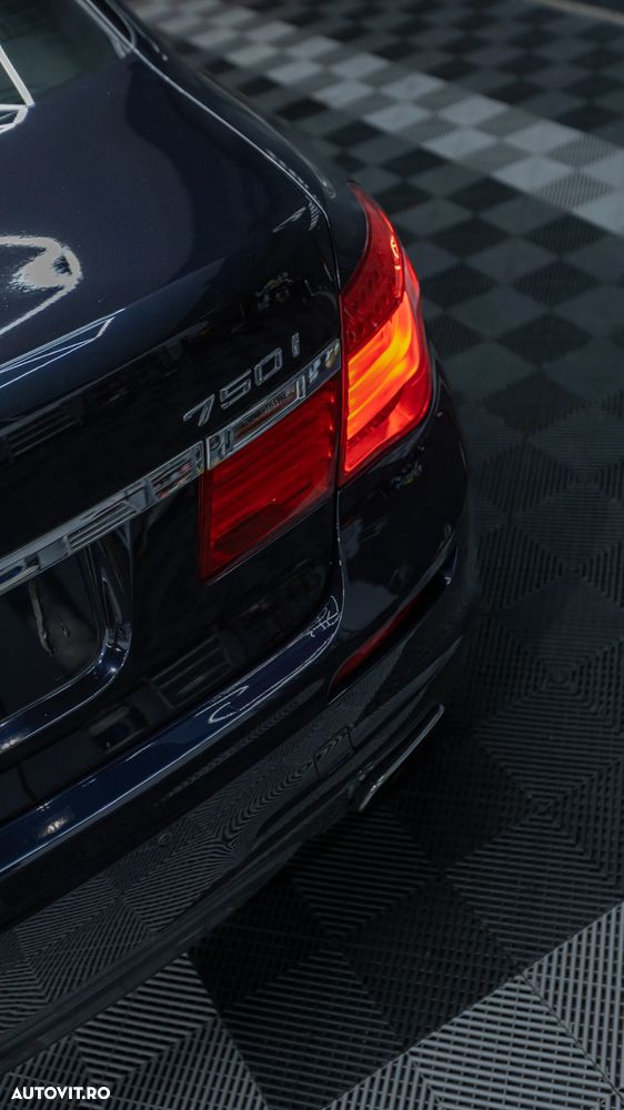 BMW Seria 7 750i xDrive - 26