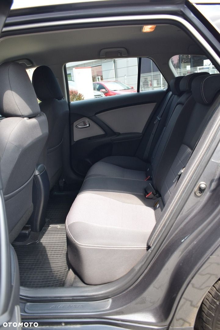 Toyota Avensis - 15