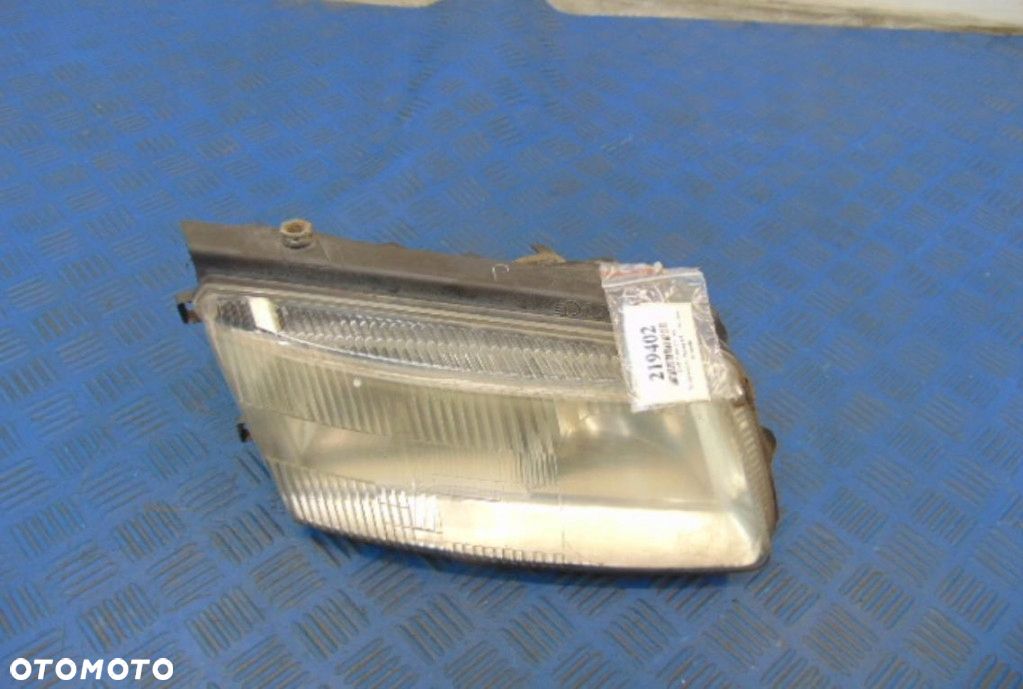 VOLKSWAGEN PASSAT B5 REFLEKTOR PRAWY STAN WIDOCZNY NA ZDJĘCIU - 1