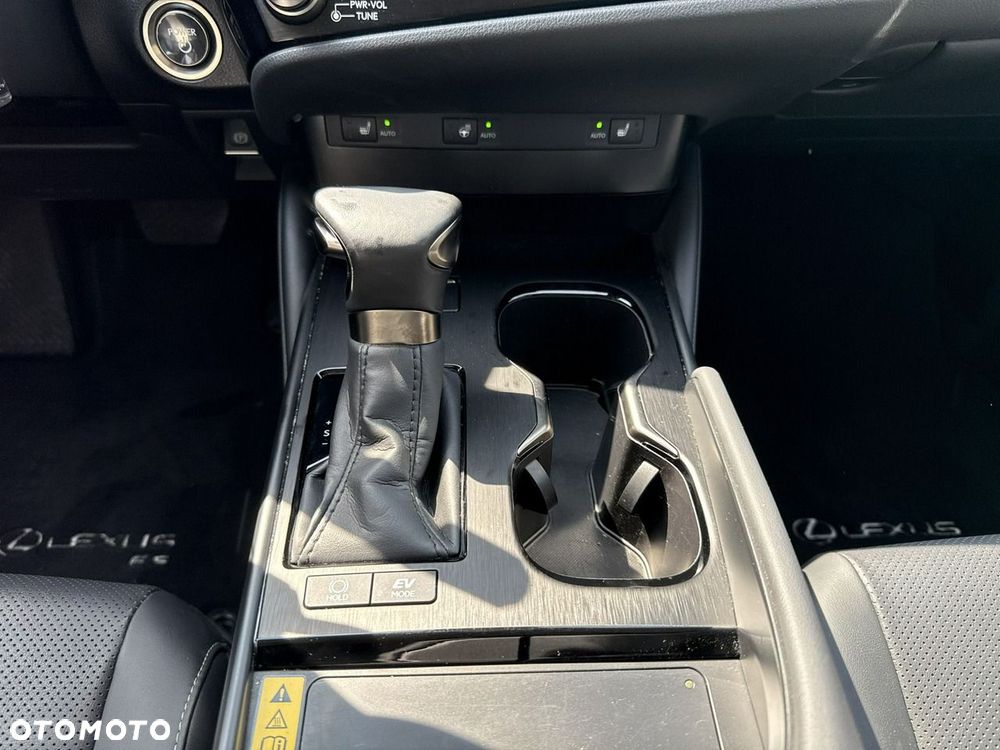 Lexus ES 300h Business Edition - 24