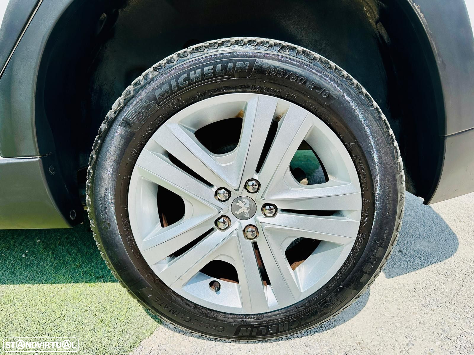 Peugeot 2008 1.2 PureTech Signature - 9