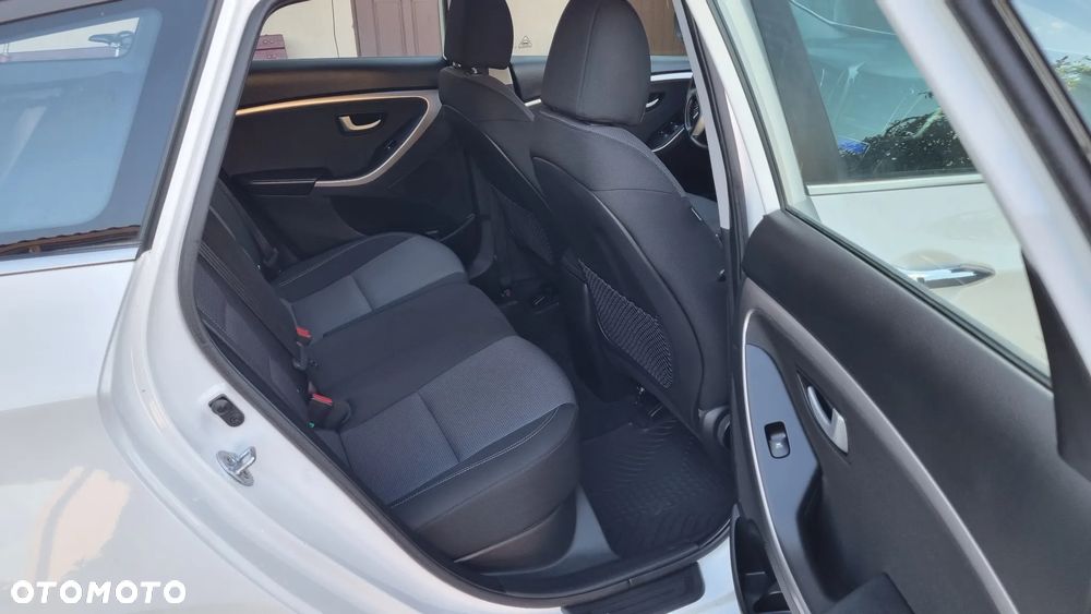 Hyundai i30 Fastback 1.6 CRDI Premium - 19