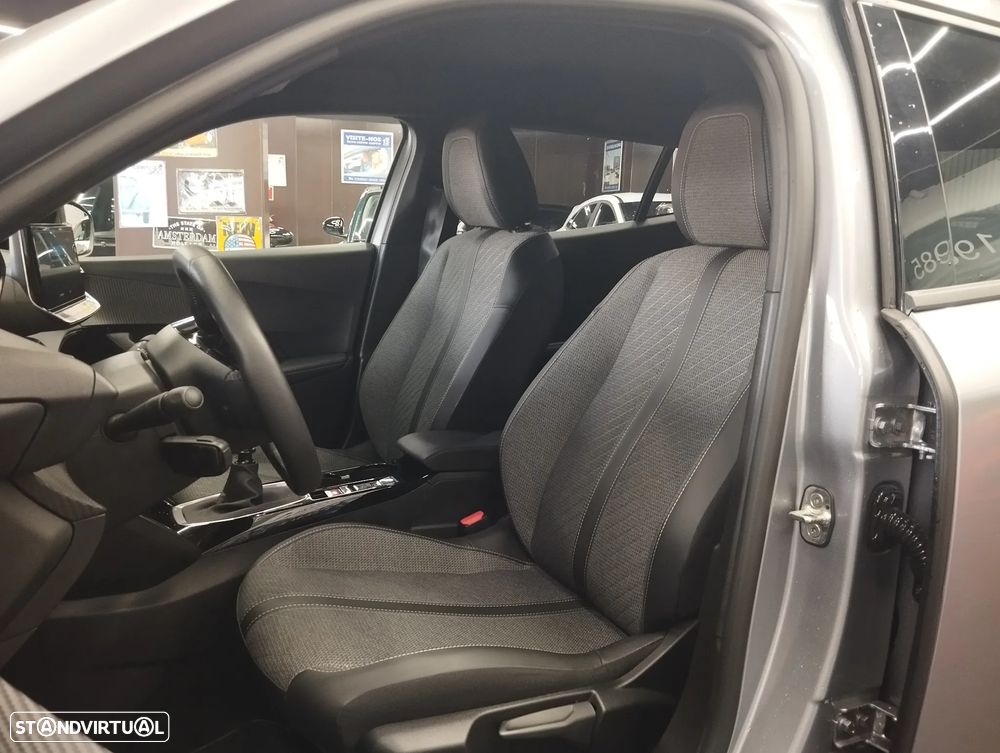 Peugeot 2008 1.2 PureTech Allure — fotografia 17