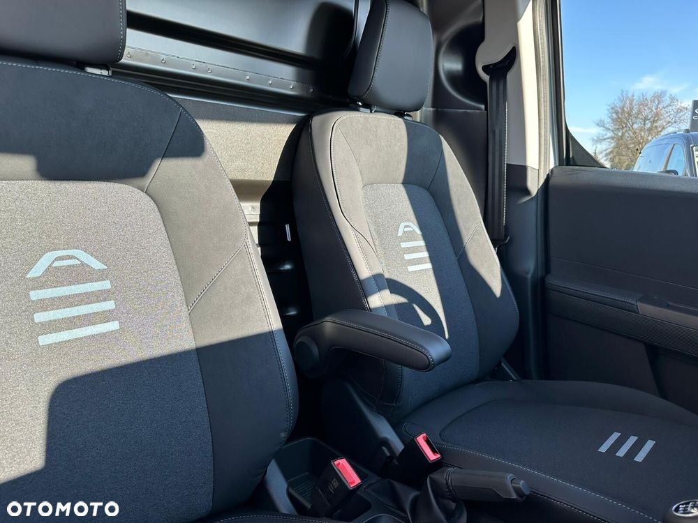 Ford Transit Courier - 13