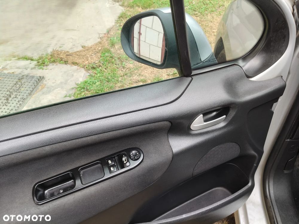 Peugeot 207 - 7