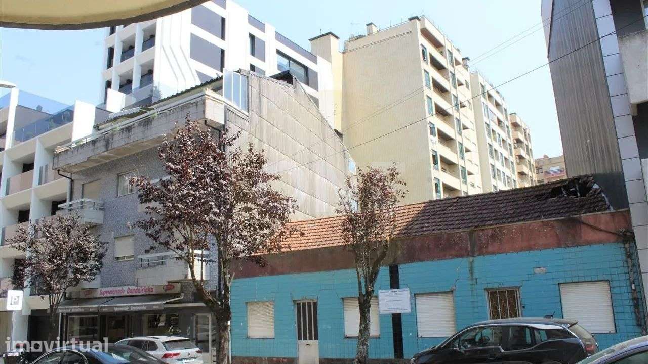 Edifício devoluto com projeto aprovado para a construção de 9 frações - Grande imagem: 3/4