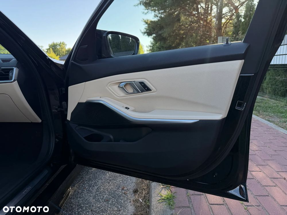 BMW Seria 3 330i M Sport - 30