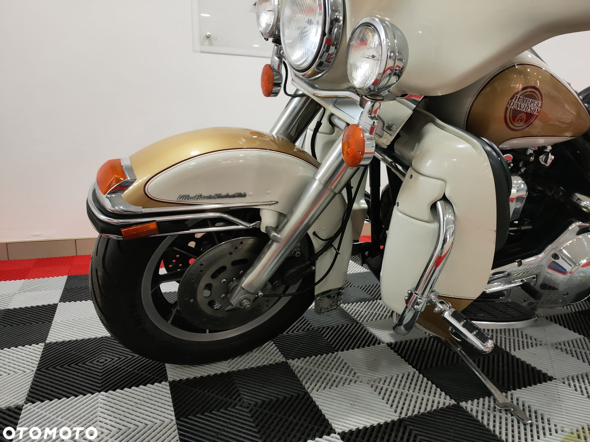 Harley-Davidson FLHTCU Ultra - 4